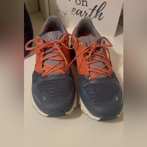 On Running clouldflyer gray and orange beautifully shoes soft and comfortable